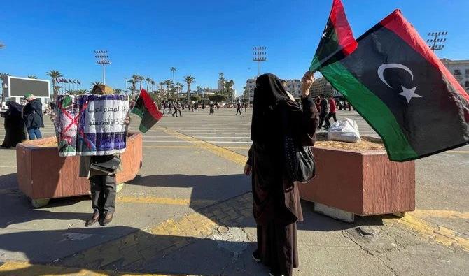 Des manifestants brandissent des drapeaux libyens sur la place des Martyrs à Tripoli, en Libye (Photo, Reuters).