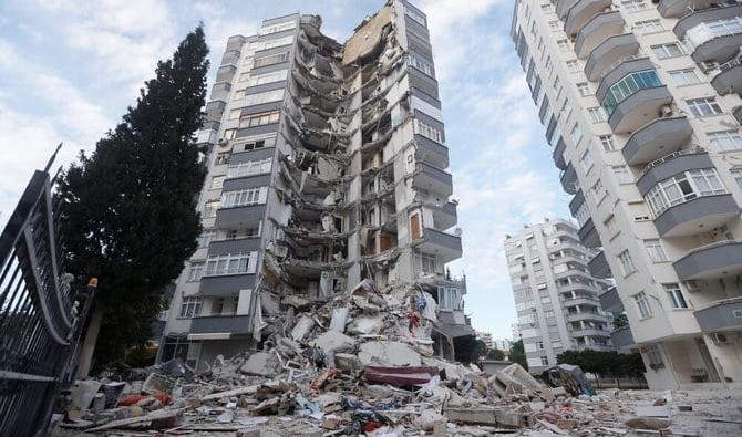 Une photo d’un bâtiment semi-effondré suite au tremblement de terre à Adana, Turquie, le 7 février 2023 (Photo, Reuters).