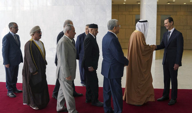Le président syrien Bachar Assad, à droite, reçoit une délégation représentant divers parlements arabes à Damas, le 26 février 2023 (Photo, SANA via AP).