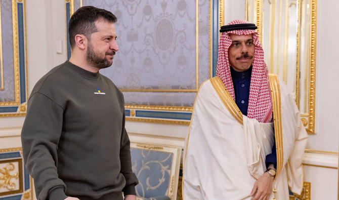 Le ministre saoudien des Affaires étrangères, le prince Faisal ben Farhane, accueilli par le président ukrainien, Volodymyr Zelensky (Photo, SPA).