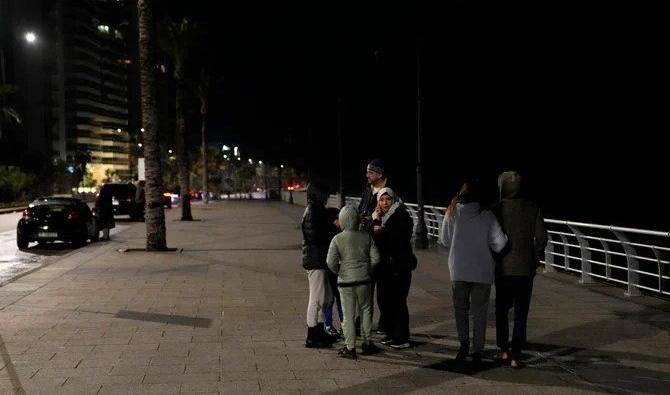 Une famille se réfugie à l'extérieur après le séisme qui a frappé la Turquie voisine, lundi 6 février 2023, à Beyrouth (Photo, AP).