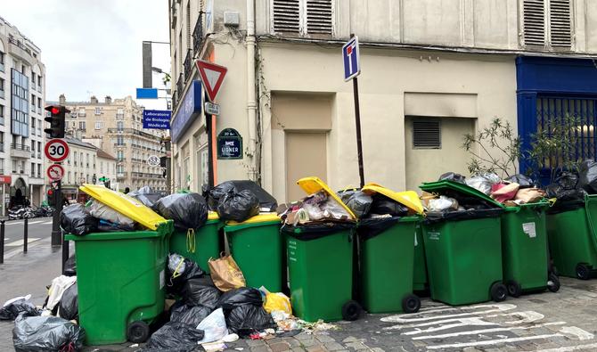 Retraites: à Paris, les poubelles s'accumulent pour cause de grève des éboueurs