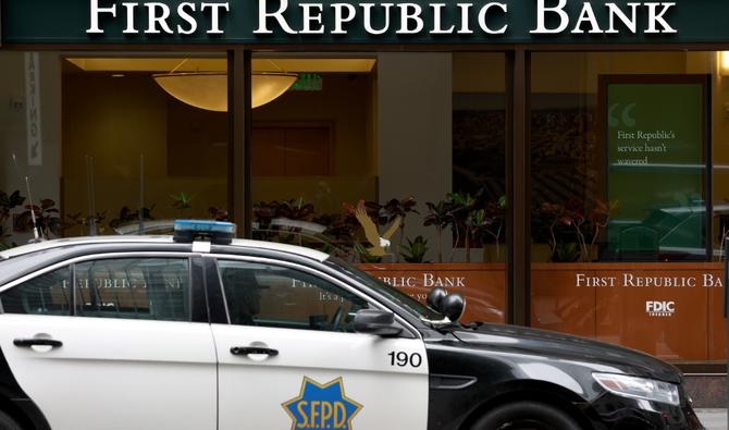 Un policier de San Francisco est assis garé dans sa voiture devant le siège de la First Republic Bank à San Francisco, en Californie (Photo, AFP).