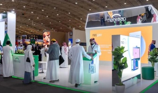 Des représentants d'entreprises exposent leurs produits lors de la Saudi International Exhibition for Digital Marketing and E-Commerce. (Photo fournie).
