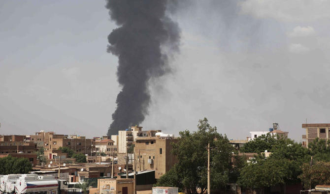 La fumée monte au-dessus de Khartoum, au Soudan, le jeudi 8 juin 2023, alors que les combats entre l'armée soudanaise et les Forces de soutien rapide paramilitaires se poursuivent (Photo, AP).