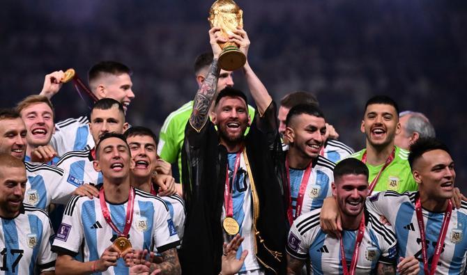 Lionel Messi (C) soulève le trophée de la Coupe du monde de la FIFA sur scène alors qu'il célèbre avec ses coéquipiers après avoir remporté le match de football final de la Coupe du monde Qatar 2022 entre l'Argentine et la France au stade Lusail à Lusail, au nord de Doha en décembre 18 février 2022. (AFP)
