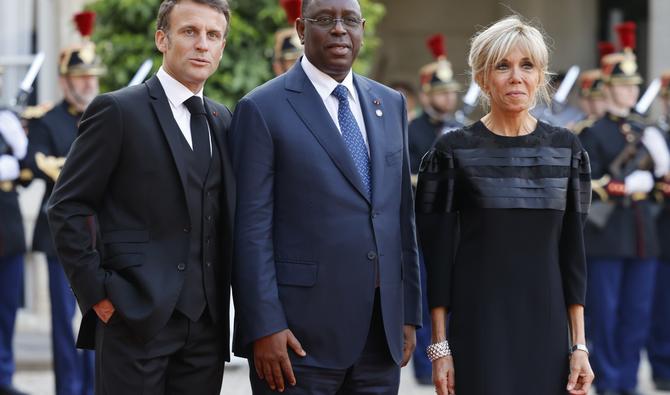 Le président français Emmanuel Macron (G) et son épouse Brigitte Macron posent avec le président du Sénégal et le président de l'UA Macky Sall avant un dîner officiel à l'Élysée, en marge du sommet du nouveau pacte financier mondial, à Paris, le 22 juin 2023. (Photo, AFP)
