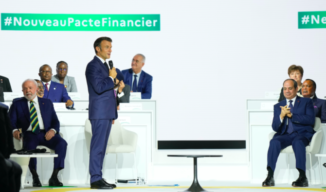 Le président brésilien Luiz Inacio Lula Da Silva, à gauche, et le président égyptien Abdel Fattah Al-Sissi, à droite, écoutant le président français Emmanuel Macron, au centre, lors de la séance de clôture du sommet du nouveau pacte financier mondial, le vendredi 23 juin 2023 à Paris. (AP)