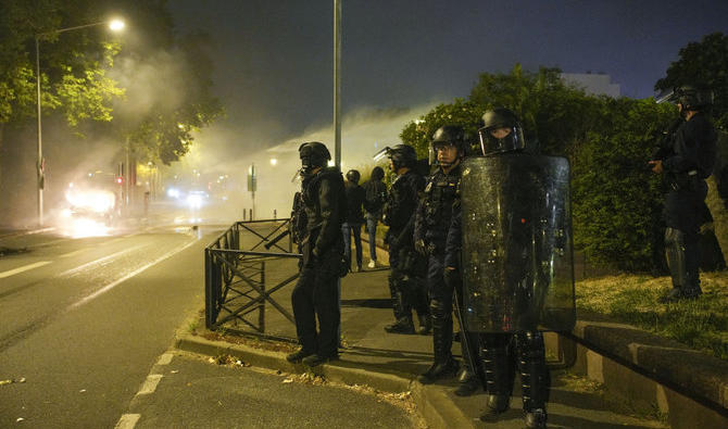 Macron, sous pression dans une république divisée, révélée par les émeutes