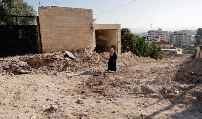 Une femme palestinienne marche près de sa maison détruite, après un raid israélien de deux jours à Jénine, en Cisjordanie occupée par Israël, le 5 juillet 2023 (Photo, Reuters).