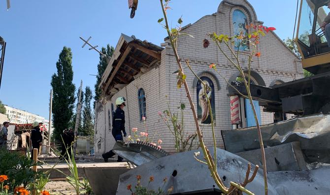 Des sauveteurs travaillent à l'extérieur d'une église détruite après un tir de missile russe à Zaporizhzhia, le 10 août 2023. L'Ukraine a déclaré qu'une frappe a tué deux personnes dans la ville de Zaporizhzhia, dans le sud de l'Ukraine, le 9 août 2023. (AFP). 
