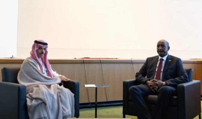 Le ministre saoudien des Affaires étrangères, le prince Faisal ben Farhane, rencontre le chef de l’armée soudanaise, Abdel Fattah al-Burhan. (SPA)