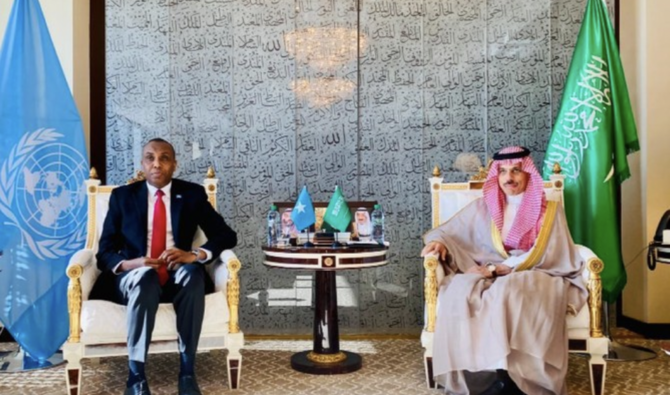 Le ministre saoudien des Affaires étrangères, le prince Faisal ben Farhane, rencontre le Premier ministre somalien, Hamza Abdi Barre, jeudi, à New York. (SPA)