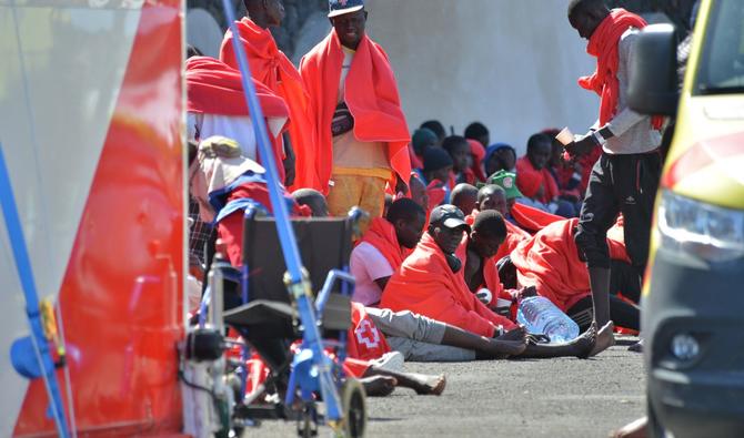 Les premiers intervenants et les membres de la Croix-Rouge s'occupent des migrants débarquant d'un bateau au quai de La Restinga, dans la municipalité d'El Pinar, sur l'île canarienne d'El Hierro, le 21 octobre 2023 (Photo, AFP).