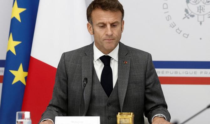 Le président français Emmanuel Macron participe à une vidéoconférence au palais présidentiel de l'Élysée, le 20 octobre 2023, avec les familles des otages français détenus à Gaza depuis leur capture en Israël lors de l'attaque lancée le 7 octobre par le mouvement islamiste palestinien Hamas. (Photo Benoit Tessier POOL  AFP)