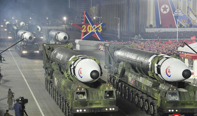 Cette photo fournie par le gouvernement nord-coréen montre ce qu'il dit être des missiles balistiques intercontinentaux exposés lors d'un défilé militaire marquant le 75e anniversaire de la fondation de l'armée nord-coréenne sur la place Kim Il Sung à Pyongyang, en Corée du Nord, le 8 février 2023 (KCNA via KNS/AFP).