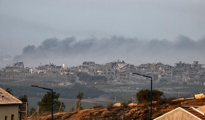 Cette photo prise à Sderot, le long de la frontière avec la bande de Gaza, le 5 novembre 2023, montre de la fumée noire s'élevant lors d'une frappe israélienne sur l'enclave palestinienne, au milieu des batailles en cours entre Israël et le mouvement palestinien Hamas. (Photo Yuri Cortez AFP)