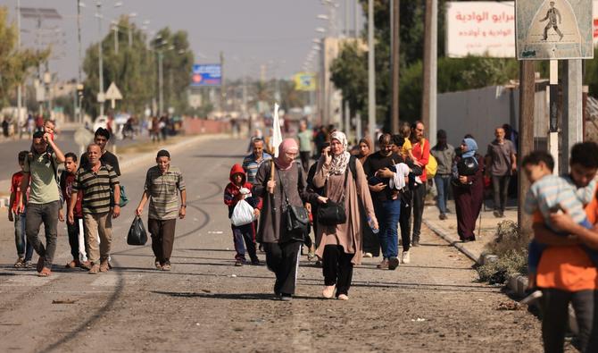Des Palestiniens fuyant la ville de Gaza vers les zones du sud marchent sur une route le 7 novembre 2023, au milieu des combats en cours entre Israël et le groupe islamiste palestinien Hamas (Photo, AFP).