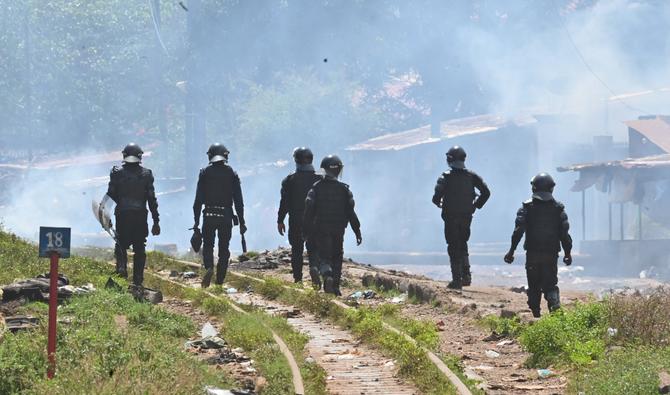 La police anti-émeute disperse les manifestants avec des gaz lacrymogènes après que le groupe d'opposition interdit, le Front national pour la défense de la constitution (FNDC), ait appelé à des manifestations contre la junte au pouvoir à Conakry, le 20 octobre 2022 (Photo d'illustration, AFP).