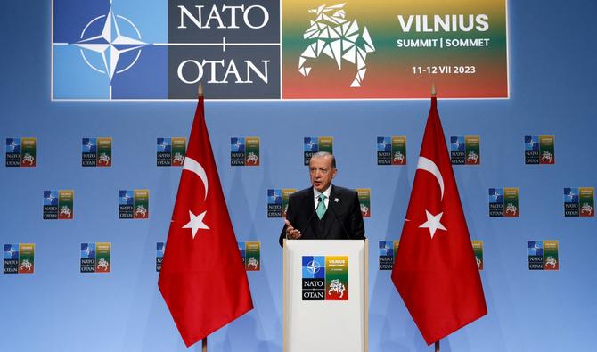 Le président turc Recep Tayyip Erdogan donne une conférence de presse lors du sommet de l'OTAN à Vilnius, le 12 juillet 2023. (Photo de Ludovic MARIN / AFP)