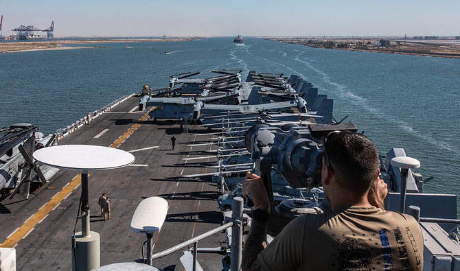 Un marin de l'USS Bataan surveille le navire d'assaut amphibie qui passe du canal de Suez à la mer Rouge pour aider à faire respecter la loi et l'ordre. (Photo : DVIDS/AFP)