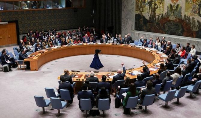 Les membres du Conseil de sécurité des Nations Unies votent sur une proposition visant à exiger qu'Israël et le Hamas autorisent l'accès de l'aide à la bande de Gaza - par voie terrestre, maritime et aérienne - et mettent en place un contrôle de l'aide humanitaire par l'ONU, lors d'une réunion au siège de l'ONU à New York, le 22 décembre 2023. (Reuters)