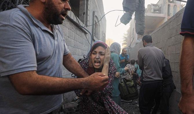 Des personnes fuient suite aux frappes aériennes israéliennes sur un quartier du camp de réfugiés d’Al-Maghazi, dans le centre de la bande de Gaza (Photo, AFP).