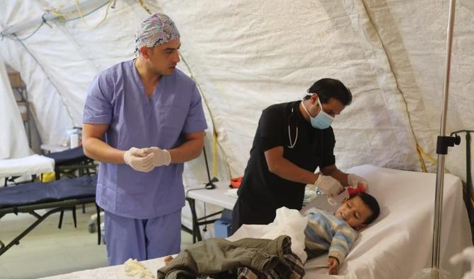 Des médecins soignent des patients dans un hôpital de campagne militaire jordanien dans la bande de Gaza assiégée (Photo fournie).