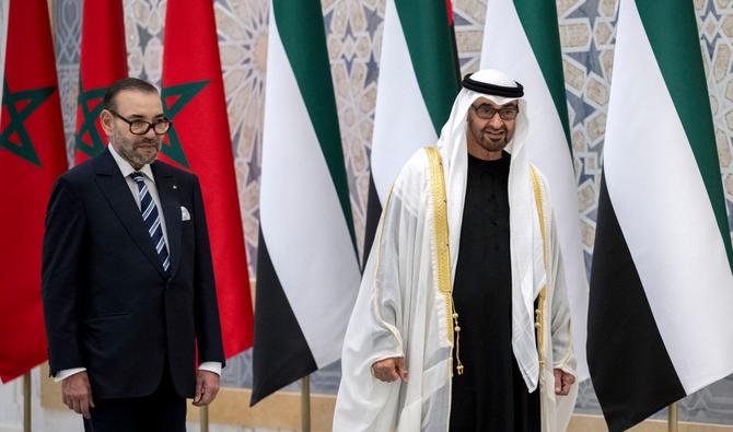 Une photo fournie par la Cour présidentielle des Émirats arabes unis montre le président des Émirats arabes unis, Cheikh Mohammed bin Zayed Al Nahyan (à droite), marchant aux côtés du roi du Maroc Mohammed VI (à gauche), lors d'une cérémonie d'accueil d'une visite d'État, au palais Qasr Al-Watan à Abou Dhabi, le 4 décembre 2023. (AFP).