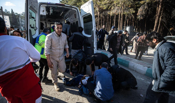 Les services d'urgence iraniens arrivent sur le site où deux explosions coup sur coup ont frappé une foule marquant l'anniversaire de l'assassinat de Qasem Soleimani en 2020. (AFP)