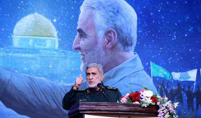 Le commandant de la Force Quds du Corps des gardiens de la révolution islamique, Esmail Qaani, s'exprime lors d'une cérémonie de commémoration marquant l'anniversaire de l'assassinat en 2020 du général Qasem Soleimani (à l'écran) à Téhéran, le 3 janvier 2024. (AFP)