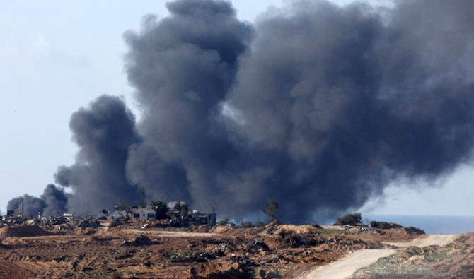 Une photo prise depuis une position dans le sud d'Israël, le long de la frontière avec la bande de Gaza, montre des volutes de fumée s’élevant au-dessus du territoire palestinien durant les bombardements israéliens, le 5 janvier 2024, au milieu des combats persistants entre Israël et le groupe militant Hamas. (AFP)