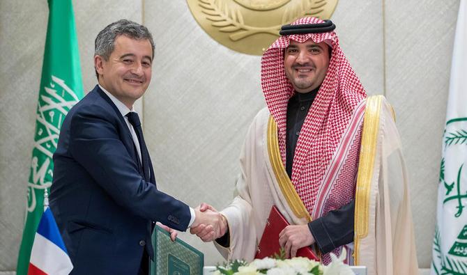Le ministre français de l'Intérieur Gérald Darmanin rencontre le ministre saoudien de l'Intérieur, le prince Abdelaziz ben Saoud ben Naïf. (SPA)