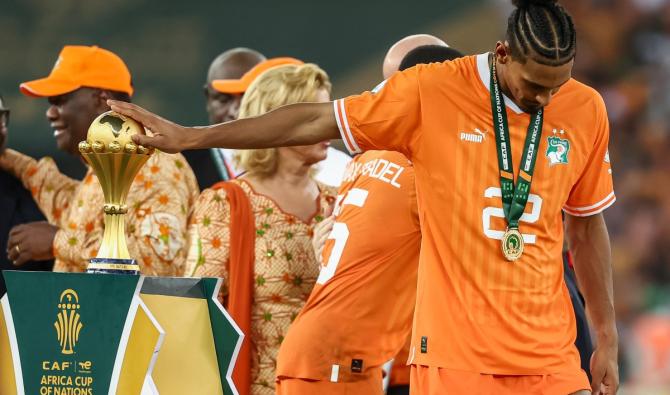 L'attaquant ivoirien Sébastien Haller touche le trophée de la Coupe d'Afrique des Nations après que la Côte d'Ivoire a remporté la finale de la Coupe d'Afrique des Nations (CAN) 2024 entre la Côte d'Ivoire et le Nigeria au stade olympique Alassane Ouattara d'Ebimpe, Abidjan, le 11 février 2024. (Photo, AFP) 
