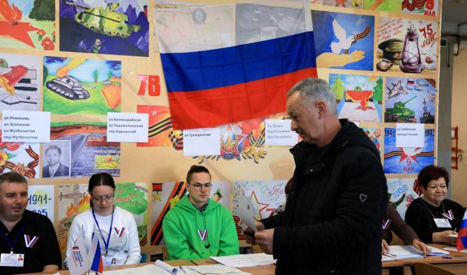 Un homme vote lors de l'élection présidentielle russe à Simferopol, en Crimée, le 15 mars 2024. (Photo par STRINGER / AFP)