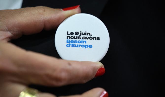 Européennes: Bardella toujours largement en tête, Glucksmann en dynamique, selon une étude