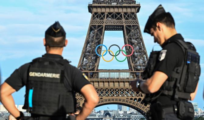 Les JO de Paris aspirés par la crise politique en France