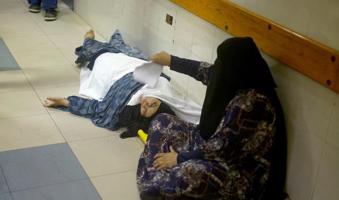 Une femme palestinienne blessée par une frappe israélienne est soignée à l'hôpital Nasser après une frappe israélienne sur un camp de tentes, dans le cadre du conflit entre Israël et le Hamas, à Khan Younis, dans le sud de la bande de Gaza, le 13 juillet 2024. (Reuters)