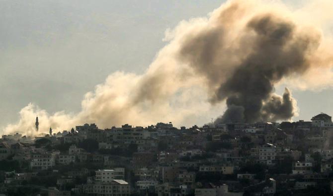 De la fumée s'élève du site d'une frappe aérienne israélienne qui a visé le village de Khiam, dans le sud du Liban, le 9 octobre 2024. (AFP)