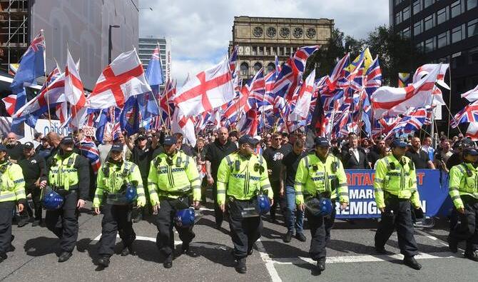 Lever le drapeau : Patriotisme ou quelque chose de plus sinistre?