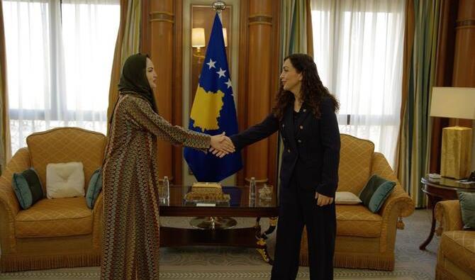 La rédactrice en chef adjointe d'Arab News, Noor Nugali, s'entretient avec la présidente du Kosovo, Vjosa Osmani, à Riyad, lundi. (Photo AN de Jafar Saleh)