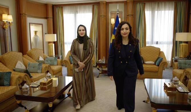 La rédactrice en chef adjointe d'Arab News, Noor Nugali, s'entretient avec la présidente du Kosovo, Vjosa Osmani, à Riyad, lundi. (Photo AN de Jafar Saleh)