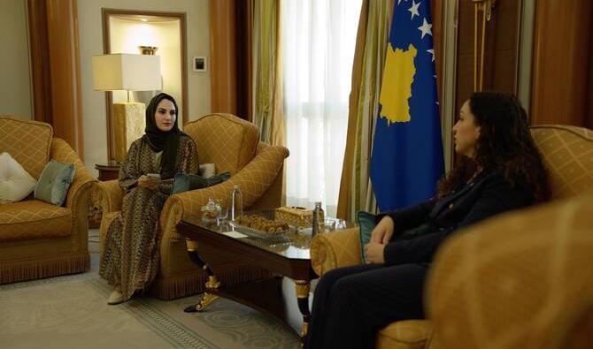La rédactrice en chef adjointe d'Arab News, Noor Nugali, s'entretient avec la présidente du Kosovo, Vjosa Osmani, à Riyad, lundi. (Photo AN de Jafar Saleh)
