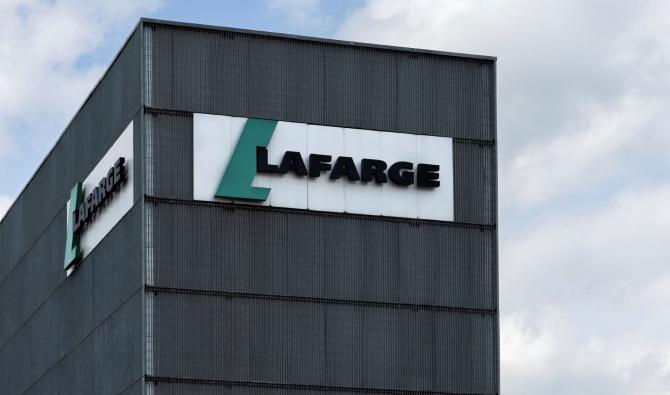 Une multinationale en procès, dans une affaire inédite: le groupe français Lafarge et d'anciens hauts responsables comparaissent à partir de mardi à Paris, soupçonnés d'avoir payé des groupes jihadistes, dont l'État islamique (EI), en Syrie jusqu'en 2014 dans le but d'y maintenir l'activité d'une cimenterie. (AFP)