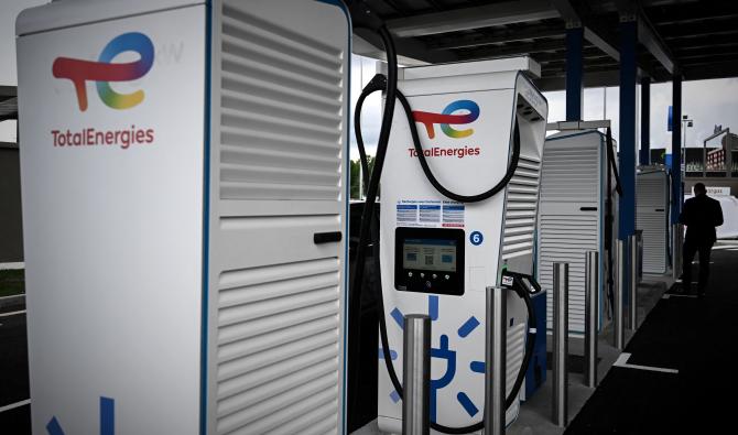 Une borne de recharge électrique de grande puissance lors de l'inauguration de la première station-service entièrement électrique de la nouvelle région Aquitaine par Total Energies, à Mérignac, près de l'aéroport de Bordeaux, dans le sud-ouest de la France, le 21 mai 2025. (AFP)