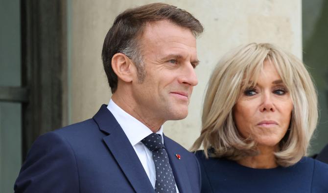 Le président français Emmanuel Macron (G) et son épouse Brigitte Macron posent avant une réunion avec le prince héritier de Jordanie au palais de l'Élysée à Paris, le 8 octobre 2025. (AFP)