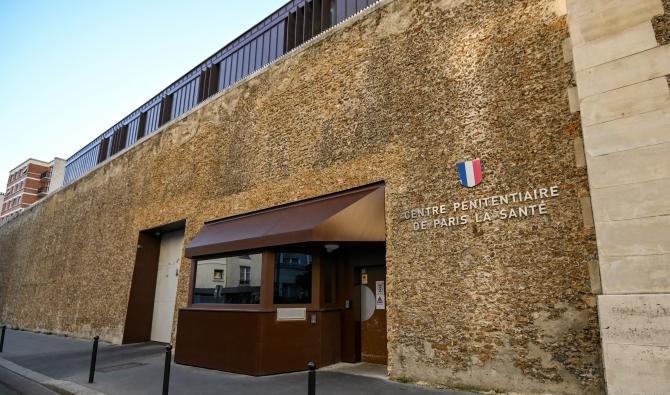 Cette photo prise le 6 novembre 2020 montre l'entrée de la Prison de la Santé à Paris. (AFP)