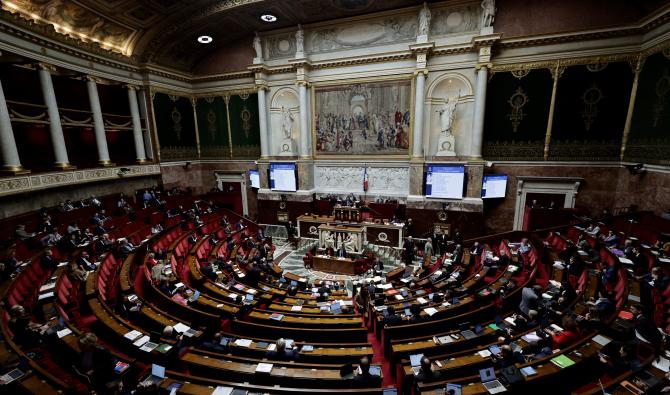 Vue générale de l'hémicycle lors de l'examen d'un projet de loi de finances dans le cadre du débat et de l'examen du budget de l'État 2026 à l'Assemblée nationale française, à Paris, le 27 octobre 2025. (AFP)