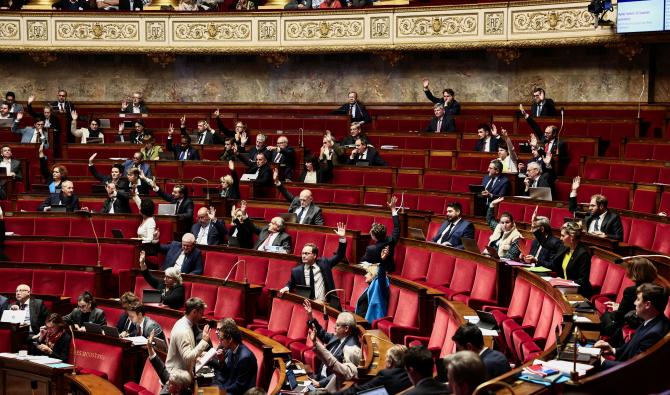 Les députés votent en levant la main lors du débat et de l'examen du budget de l'État 2026 à l'Assemblée nationale française, la chambre basse du parlement français, à Paris, le 29 octobre 2025. (AFP)