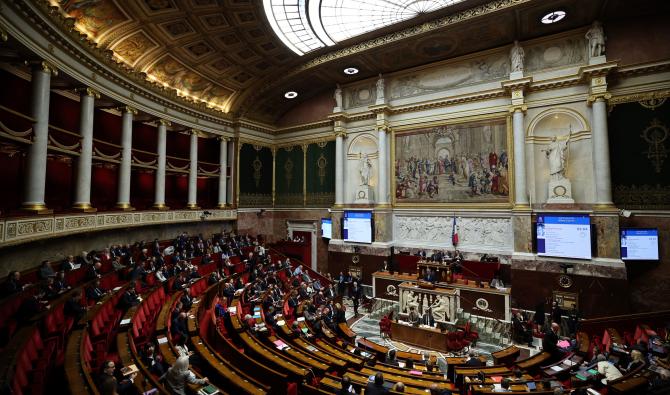 Des députés assistent à l'examen des textes par la "niche parlementaire" du groupe d'extrême droite Rassemblement national, à l'Assemblée nationale, la chambre basse du parlement français, à Paris, le 30 octobre 2025. (AFP)